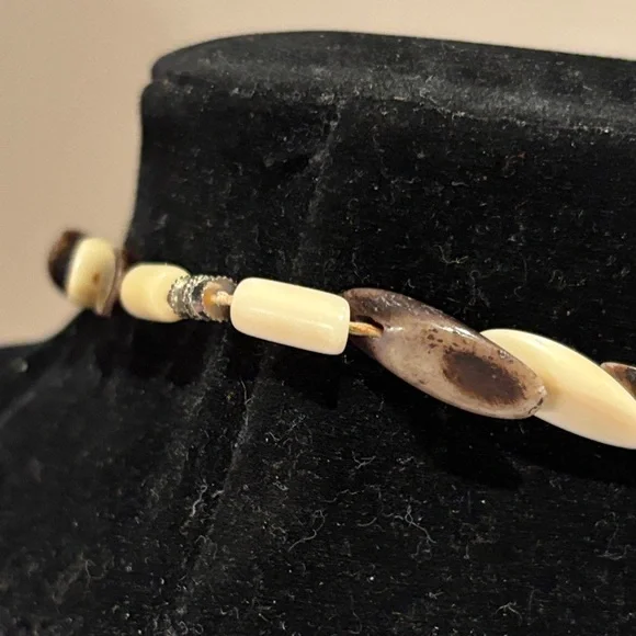 Elegant Two-Tone Necklace ivory - Picture 5 of 7